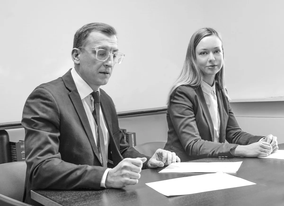 Rozmowa przy dokumentach w kancelarii Sosnowski
