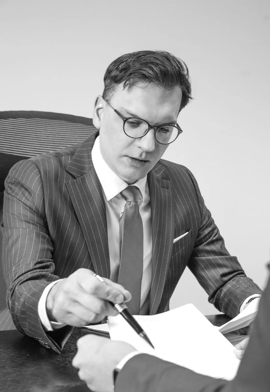 Jacek Sosnowski podczas pracy nad dokumentami